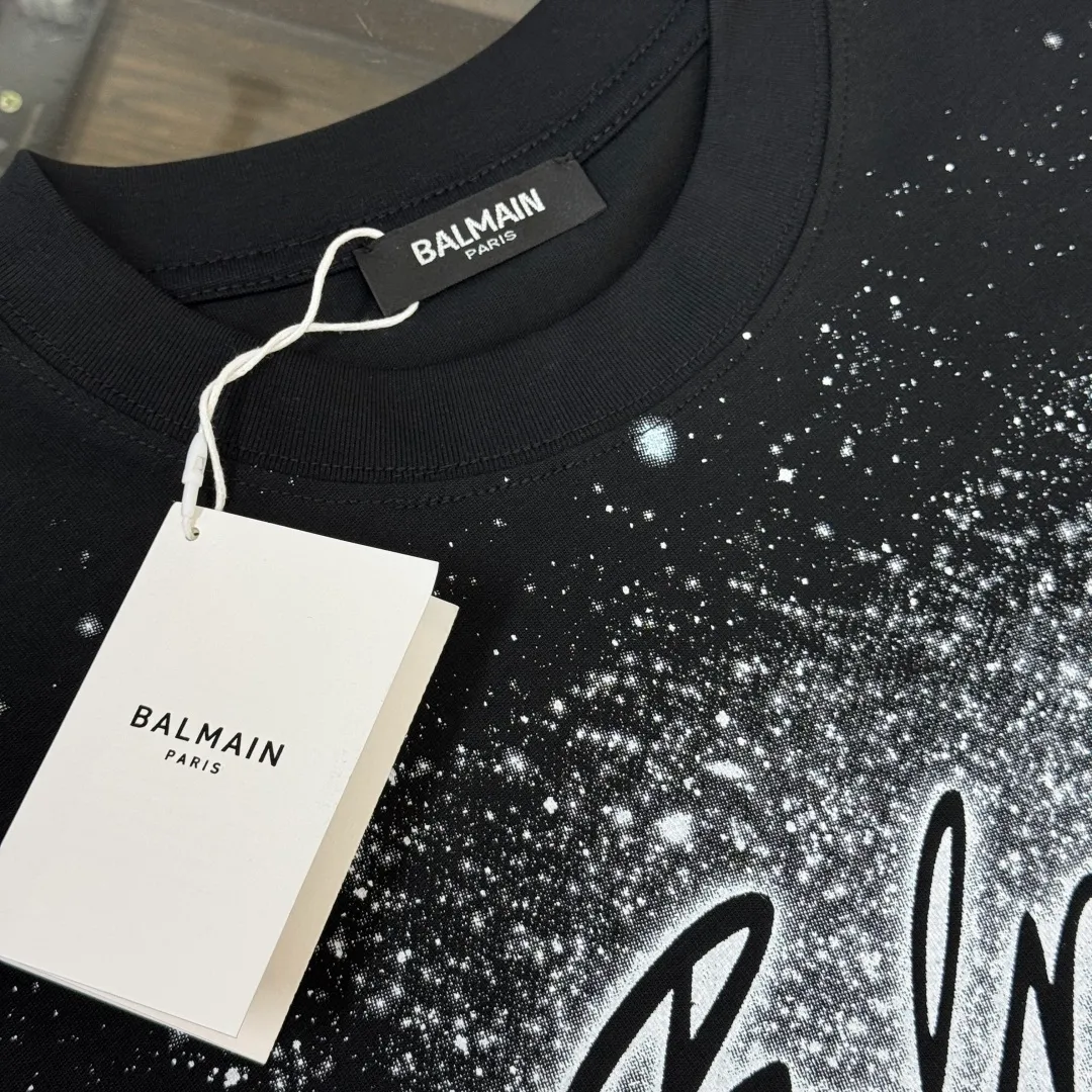 C BALMAIN 26 Newest Arrival non-sensory printed short-sleeved T-shirt for couples ~ The fabric is breathable and comfortable on the upper body, not stiff, slim cut, and made of high-end custom-made pure cotton fabric! The upper body is comfortable and stylish, and it can be worn alone as an inner layer. It is a must-have for fashionistas! ! ! Color: Black White Sizes: XS S M L (Loose fit! Please state your height and weight when placing an order)